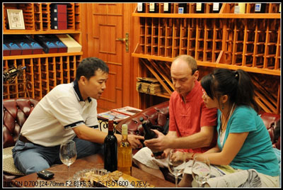 庞总在给Renaud介绍纳新的西班牙高档红酒。Renaud认真详细的倾听，频频点头赞同